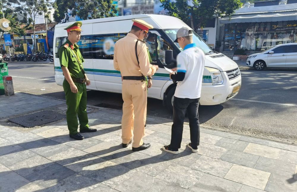 Luc luong Cong an dac khu quyet liet ra quan hang ngay lap lai trat tu do thi. Anh: Dac khu Phu Quoc