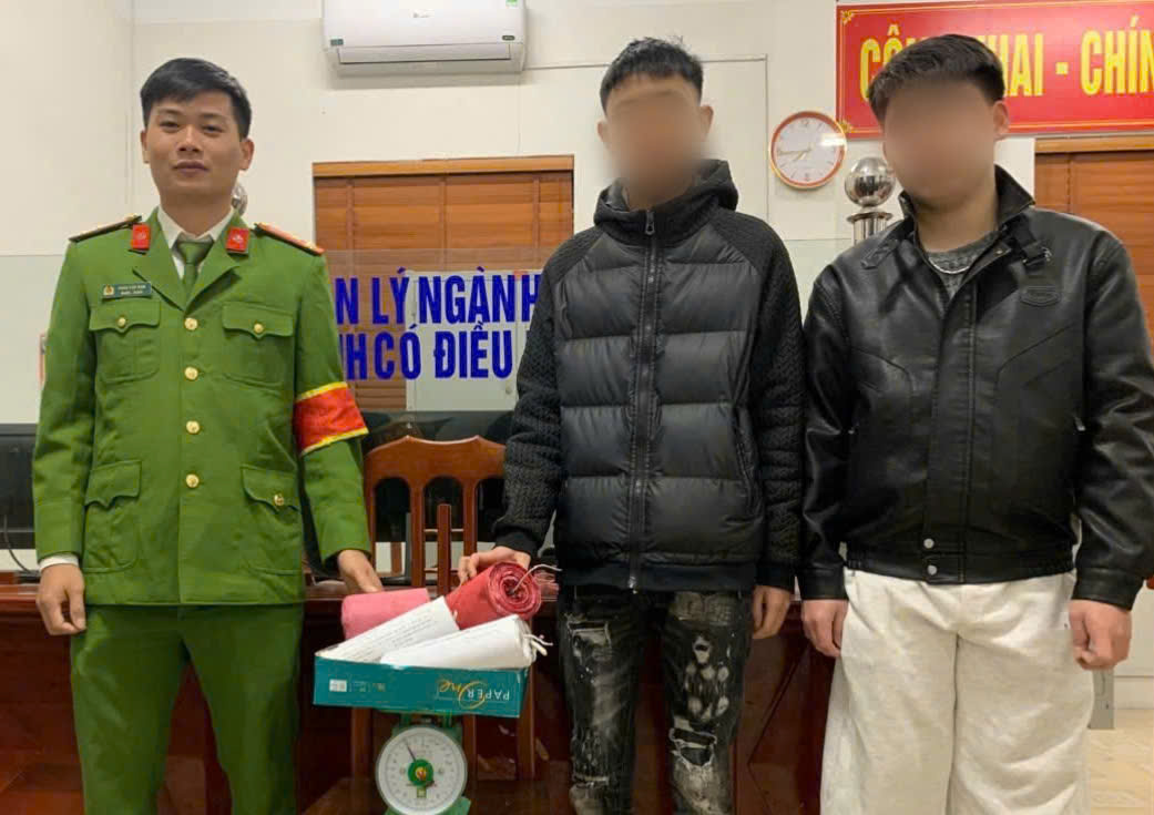 Nhieu cong dan tu nguyen giao nop dung cu lam phao no. Ảnh: Cong an TP Hai Phong