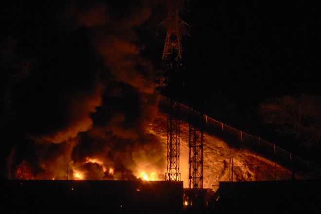 Dam chay tai Fuerte Tiuna, khu phuc hop quan su lon nhat cua Venezuela, sau cuoc tan cong cua My vao Caracas ngay 3.1. Anh: AFP 