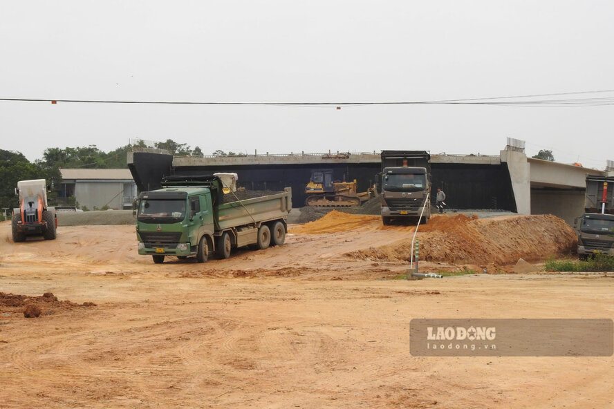 Cong truong thi cong duong noi 2 cao toc. Anh: To Cong.