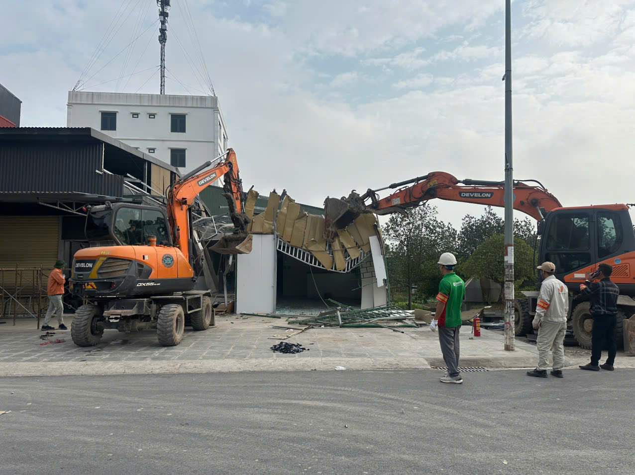 Lực lượng chức năng của xã Hát Môn, TP Hà Nội tiến hành cưỡng chế, phá dỡ công trình vi phạm trên đất nông nghiệp. Ảnh: Vương Huỳnh
