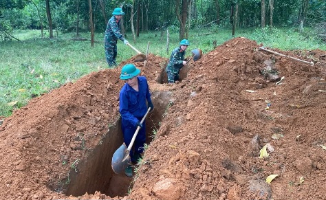 Repatriation team of martyrs' remains. Team 337 discovers martyrs' remains in Ta Rung village. Photo: Economic - National Defense Team 337