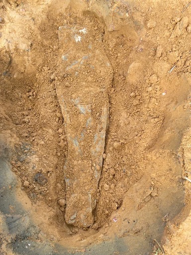 Hai cot liet si duoc phat hien boc trong tang. Anh: Doan Kinh te - Quoc phong 337