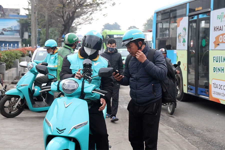 Motorbike taxi drivers run at full capacity, expecting income to increase sharply on the last day of holiday