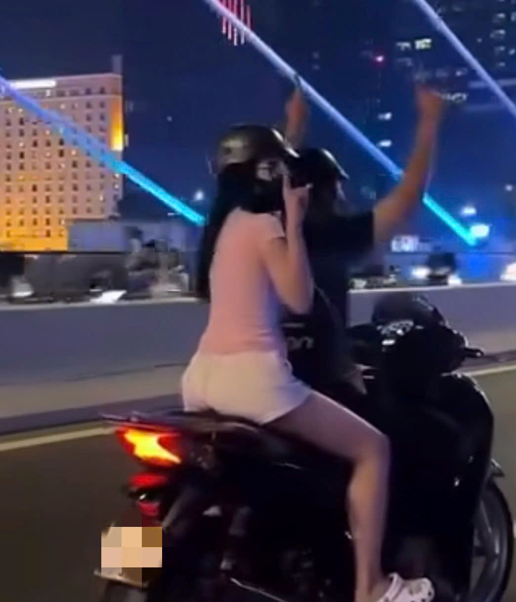 Xac minh clip quay canh nam thanh nien chay SH tha hai tay tren cau Ba Son. Anh cat tu clip