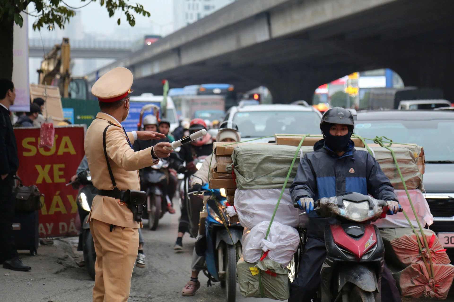 CSGT Ha Noi cang minh dieu tiet giao thong ngay cuoi nghi le. Anh: The Ky