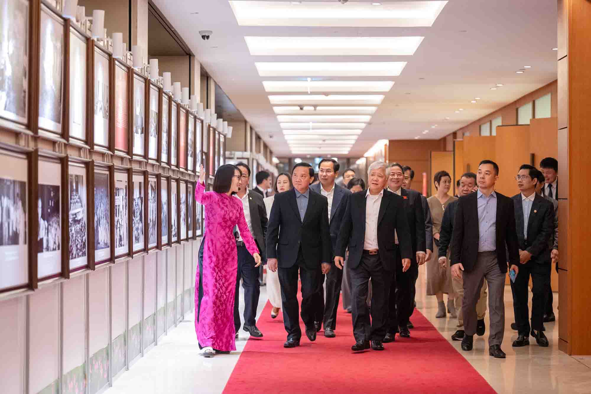 Standing Vice Chairman of the National Assembly Do Van Chien and delegates inspect the Exhibition Space on the history of formation and development of the National Assembly of Vietnam 80 years and the Digital Experience Space. Photo: Pham Thang.