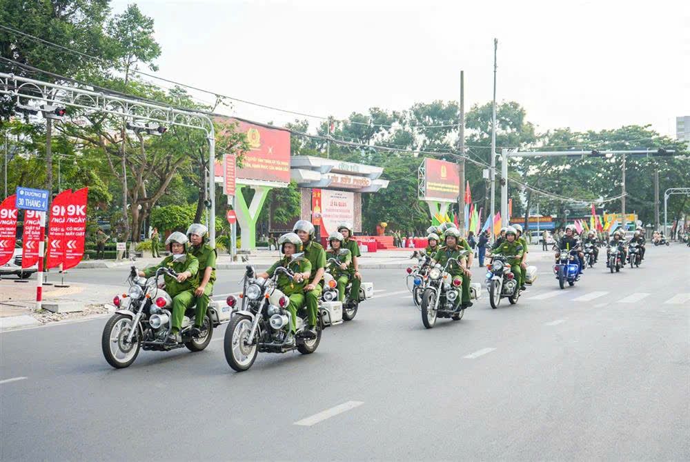 Lực lượng Công an TP Cần Thơ ra quân tổ chức tuần tra phòng ngừa, đấu tranh tội phạm tại các tuyến đường trên địa bàn. Ảnh: Công an TP Cần Thơ