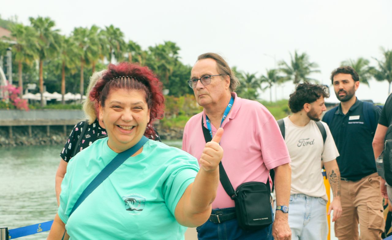 Du khach Chau Au hao hung khi dat chan den Nha Trang-Khanh Hoa trong nhung ngay dau nam 2026. Anh: Nguyen Phat