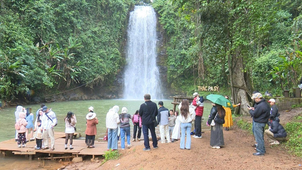 Pa Sy Waterfall, an attractive destination in Mang Den. Photo: Thang Pham