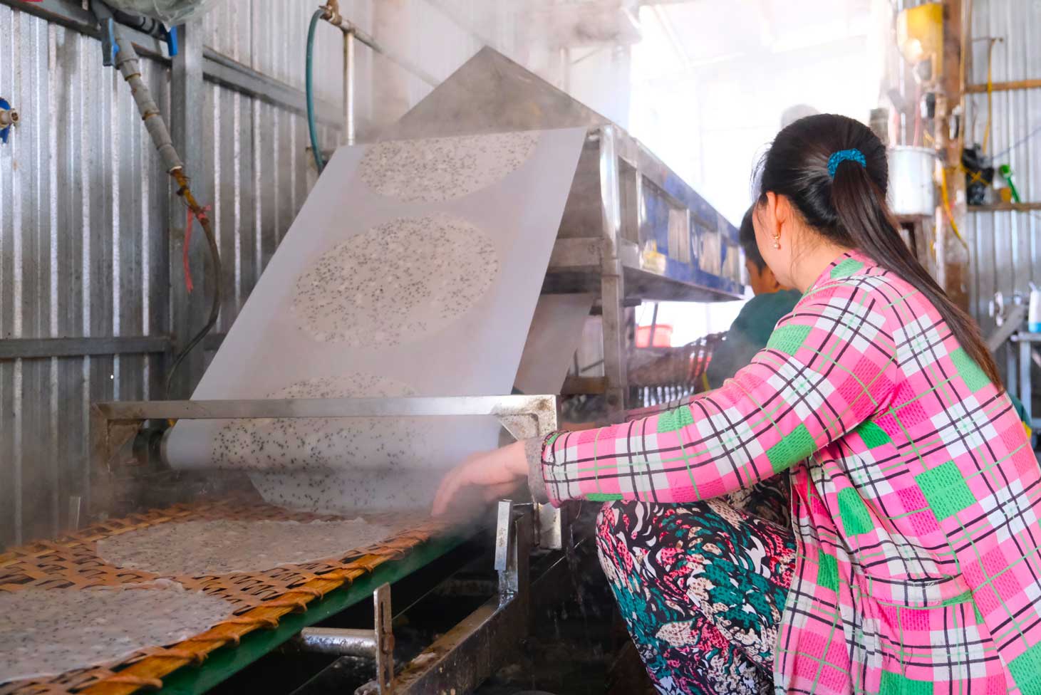 Voi loi the do, chinh quyen dia phuong da quan tam hon va nhanh chong trien khai cac chinh sach ho tro von, cai tao ha tang duong giao thong de viec phoi banh, van chuyen duoc thuan loi. Ngoai ra, dia phuong cung ho tro nguoi dan dang ky nhan hieu tap the “Banh trang Thuan Hung - Can Tho”; ket noi voi doanh nghiep, sieu thi de san pham cua lang nghe vuon ra thi truong.