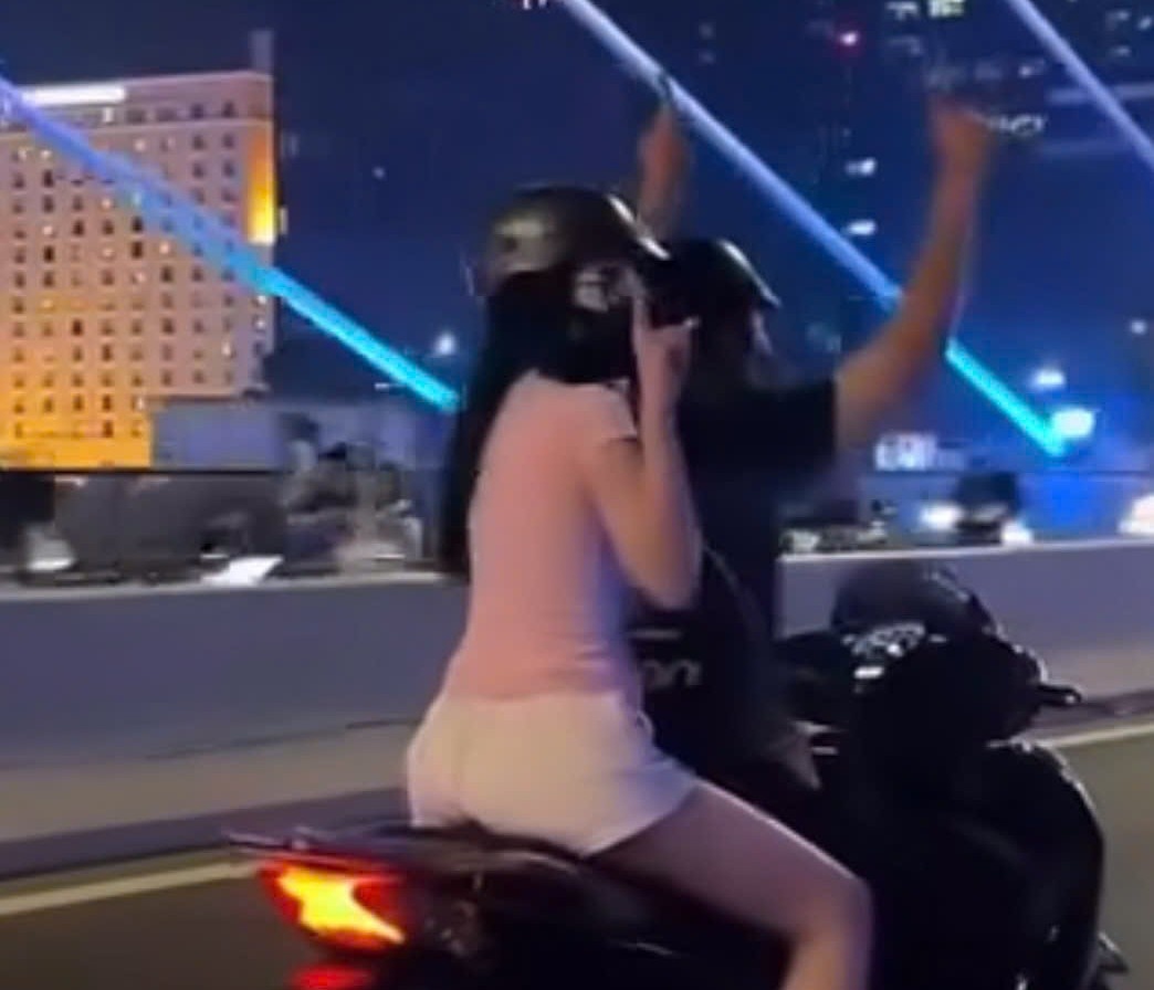 Nam thanh nien buong hai tay khi dang chay xe may. Anh cat tu clip