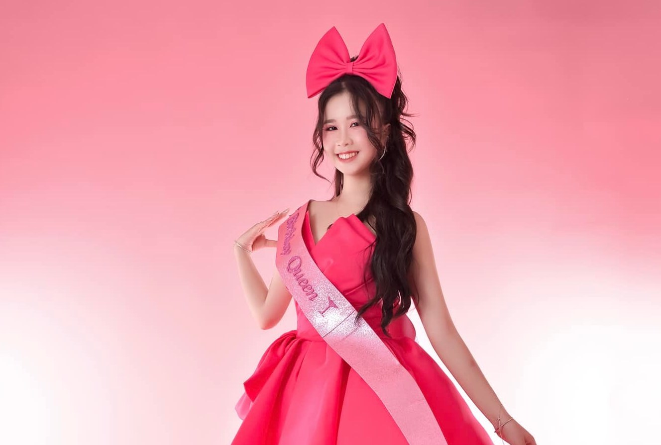 Taking photos according to modern trends with bright colors is favored and chosen by many women during the 2026 Binh Ngo Tet. Photo: Lan Chi