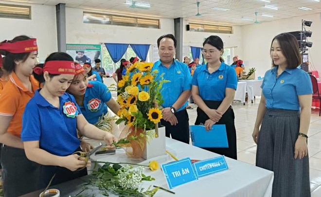 Trade union organizes flower arranging contest for female union members on the occasion of October 20th. Photo: Quang Tri Trade Union