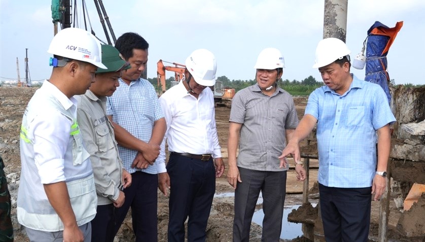 Pho Bi thu Thuong truc Tinh uy Ca Mau Huynh Quoc Viet cung Pho chu tich UBND tinh Ca Mau Le Van Su kiem tra viec thi cong Cang Hang khong Ca Mau. Anh: Hong Nhung