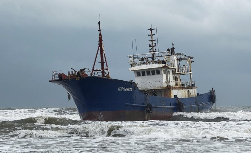 Iron-hulled ship stranded in the sea area of Tuyet Diem 1 village, Van Tuong commune (Quang Ngai). Photo: Van Tanh