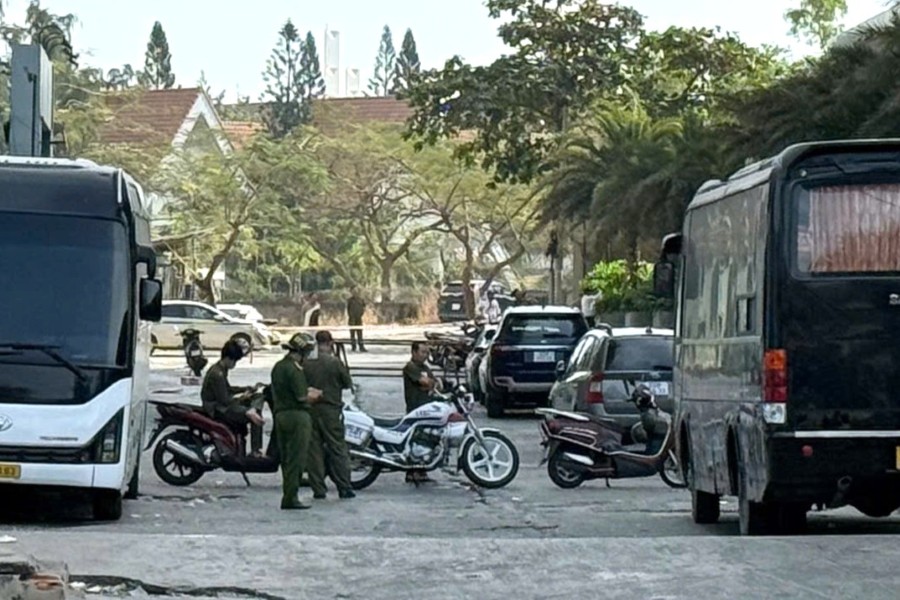 Cơ quan chức năng phong tỏa hiện trường để điều tra xác minh vụ người đàn ông tử vong. Ảnh: Thành An