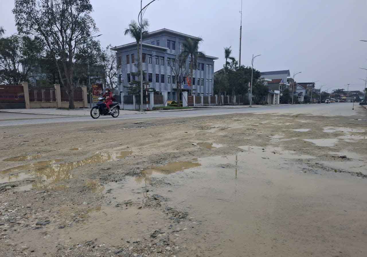 Đoạn đường đọng nước, nhiều ổ gà đã xảy ra nhiều vụ ngã xe. Ảnh: Trần Tuấn.