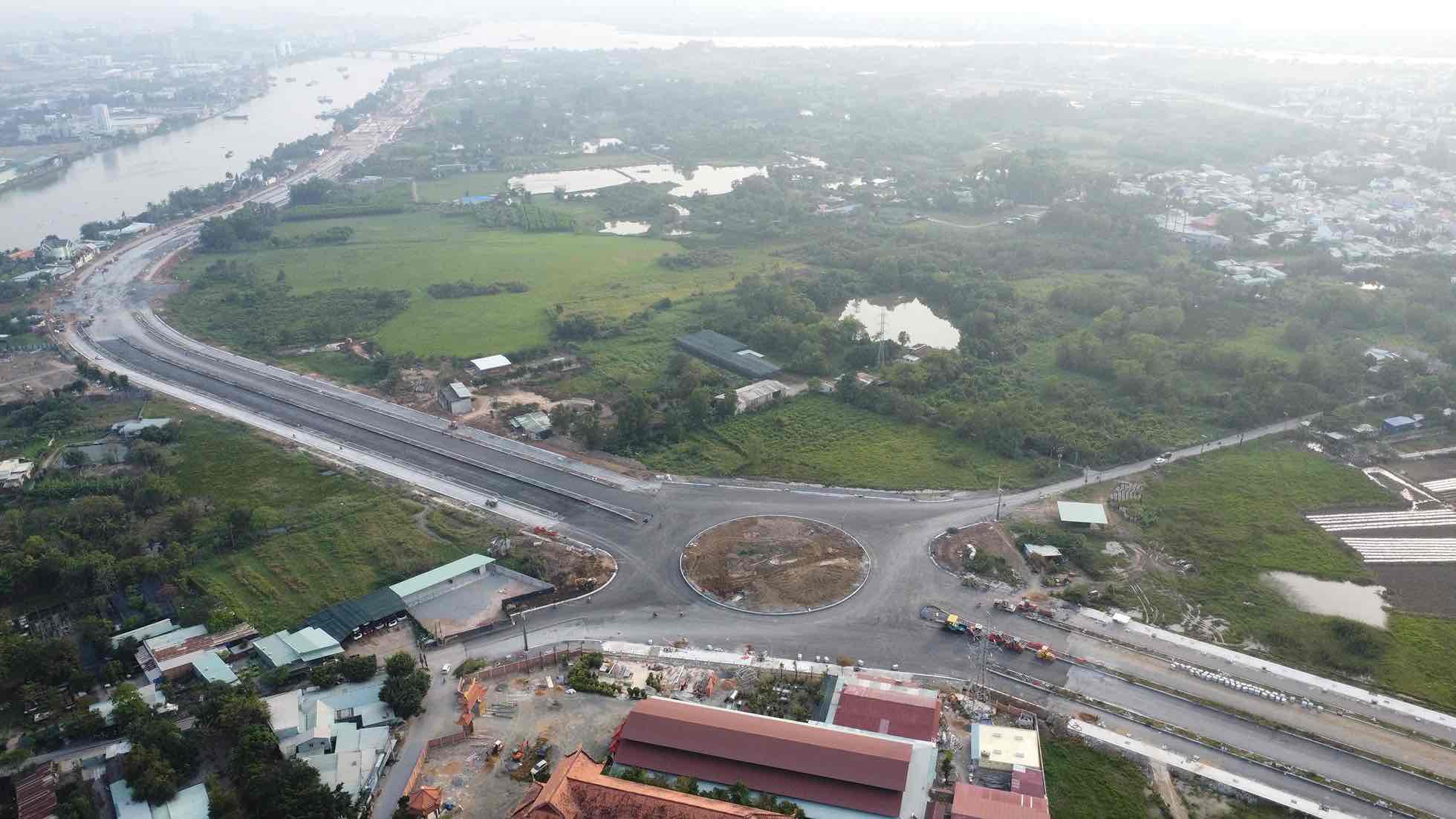 Doan di qua chua Tinh Hoi ben phia cu lao Hiep Hoa, tinh Dong Nai dang dan hoan thien. Anh: HAC