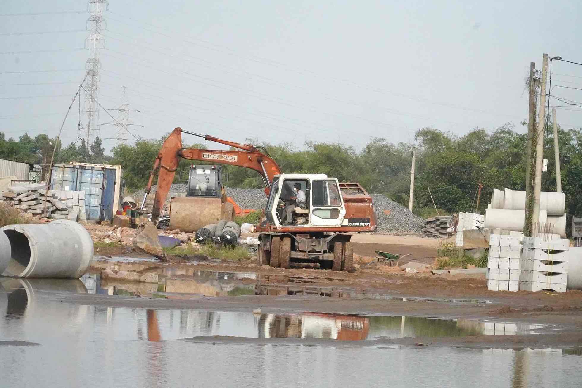 Thi cong tai nhanh 1, rut ngan khoang cach tu duong Vo Thi Sau, qua cau Thong Nhat den trung tam hanh chinh moi cua tinh, tao truc ha tang dong bo cho khong gian do thi ven song. Anh: HAC