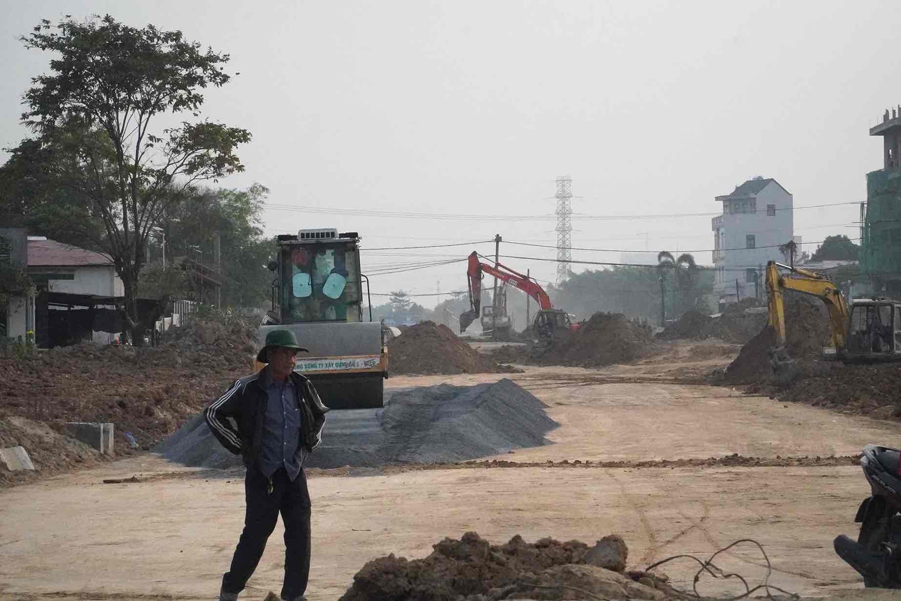 Ban Quan ly du an dau tu xay dung tinh Dong Nai va don vi tu van giam sat tiep tuc tap trung don doc cac nha thau thi cong tap trung nhan luc, thiet bi, vat lieu va trien khai cong tac thi cong tang ca de day nhanh tien do cong trinh dung theo ke hoach da de ra. Anh: HAC