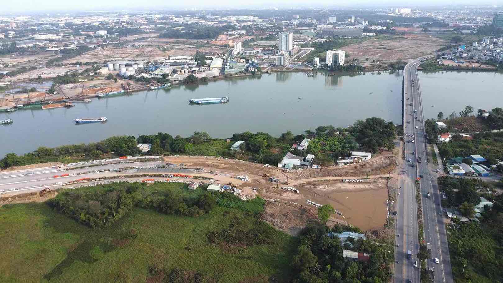 Du an dai hon 5,4 km va chia lam 2 nhanh. Nhanh 1 co diem dau giao voi duong Vo Thi Sau, diem cuoi giao voi duong Dang Van Tron (tai nut giao cau An Hao) dai khoang 3.726,6 m, xay dung moi 2 cau Thong Nhat va cau Vam Ong An. Anh: HAC