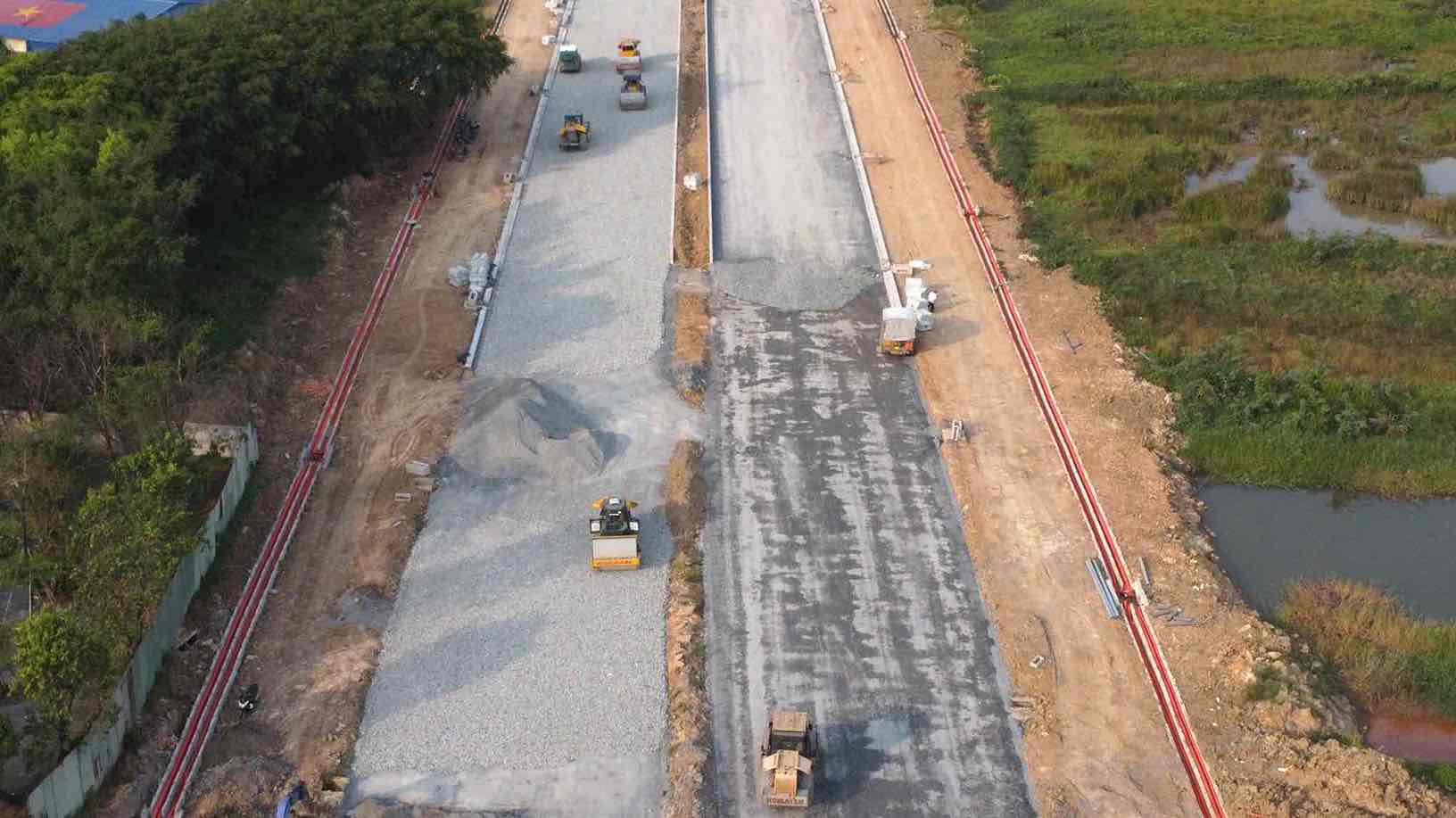 Nhieu may moc duoc huy dong de lu len nen duong, tien toi tham nhua. Anh: HAC