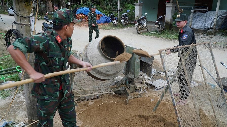 Army and police in Quang Ngai quickly rebuild houses for people after storms and floods. Photo: Vien Nguyen