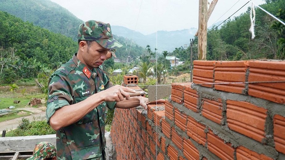  Can bo, chien si quan doi, cong an dang trien khai xay dung nha moi cho cac ho bi sap do bao lu, bao dam tien do, chat luong. Anh: Vien Nguyen