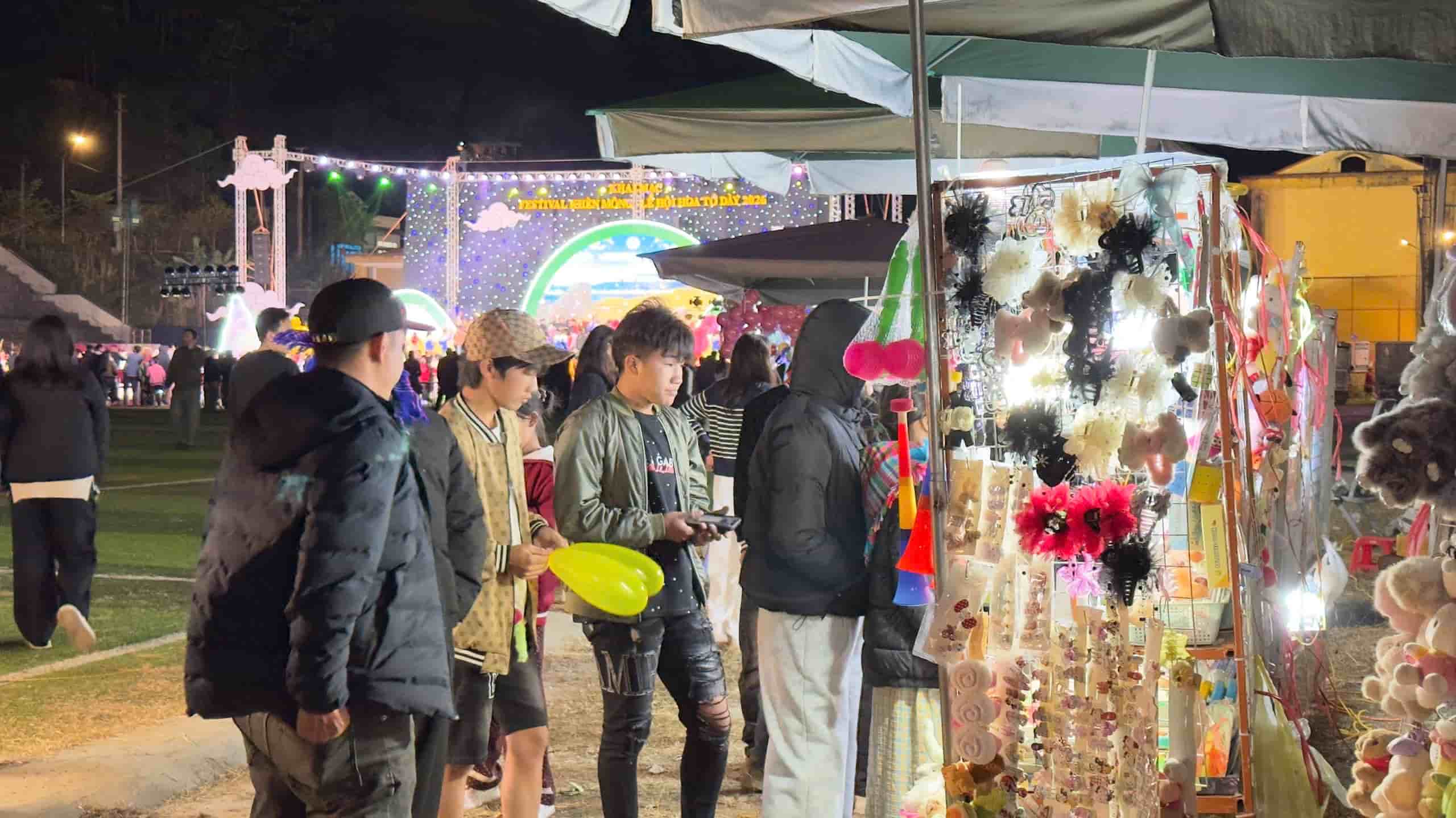 ラオカイ山岳地帯の景観見学、写真撮影、空気体験活動が活発に行われています。写真:ヴァン・ドゥック