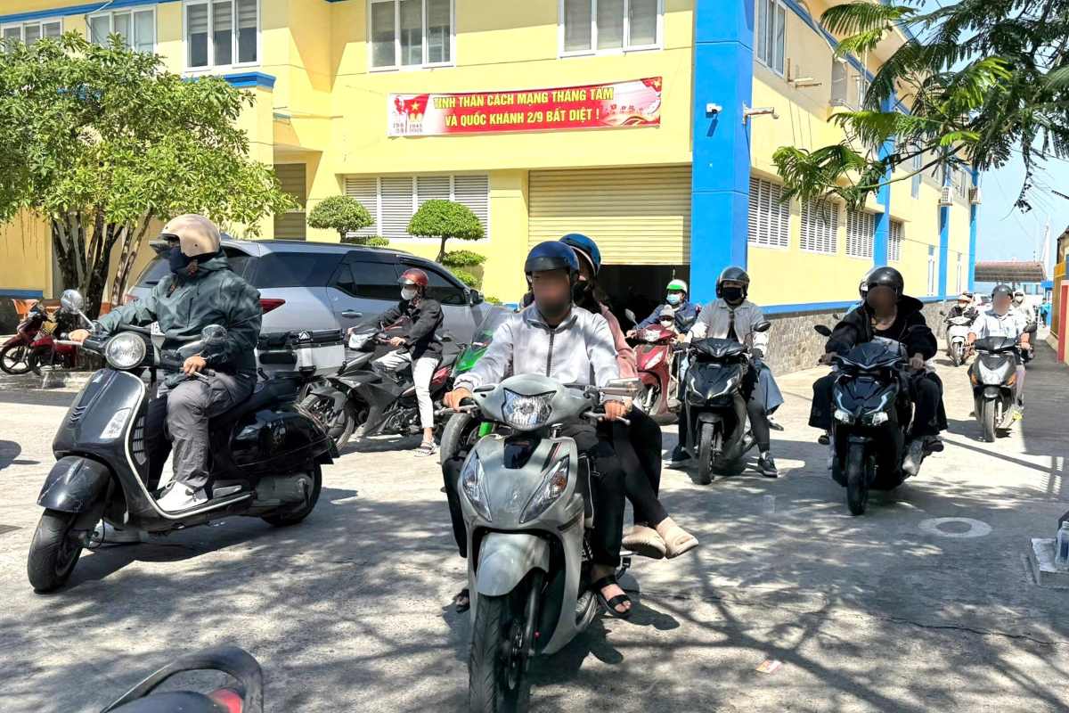 1月4日朝、多くの人々がカンゾー-ブンタウフェリーターミナルからブンタウ区チャンフー通りに移動しました。写真:タイン・アン