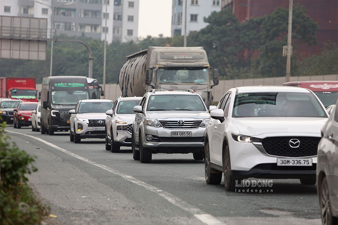 Phuong tien o to do vao trung tam thanh pho tai cua ngo phia Nam moi luc mot dong.