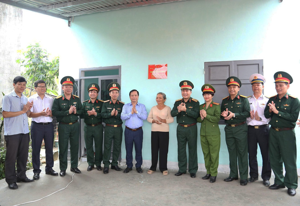 Leaders of Gia Lai Provincial People's Committee and Military Region 5 hand over the new house to Ms. Le Thi Hoa's household. Photo: Hoai Phuong