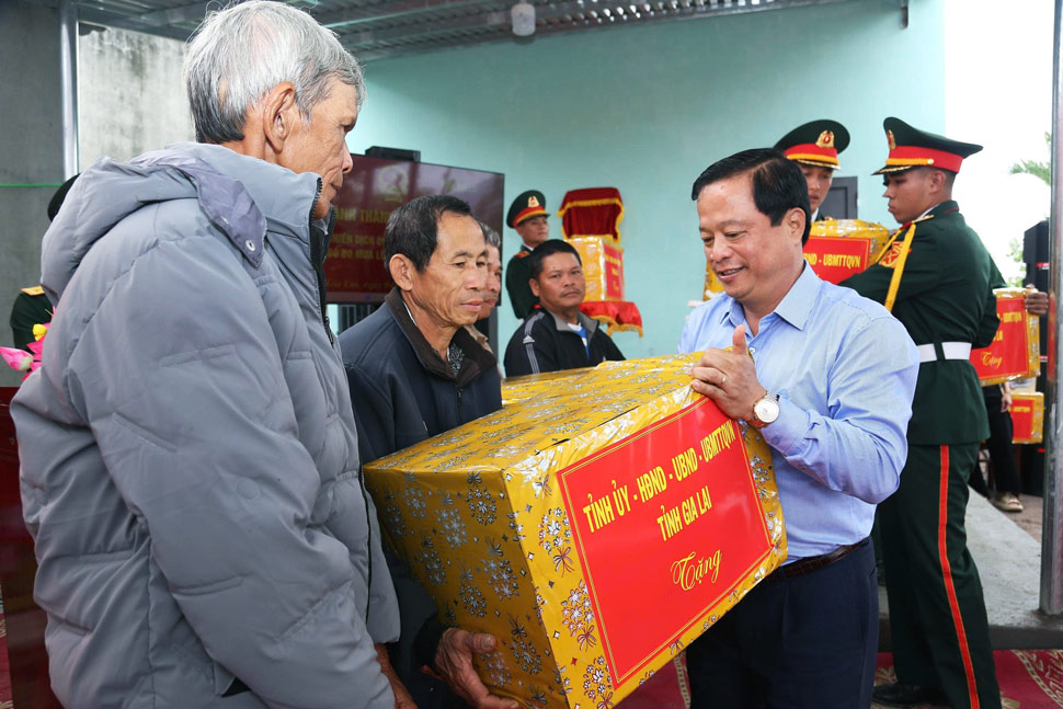 Ong Nguyen Tuan Thanh trao qua cho nguoi dan nhan ban giao nha moi. Anh: Hoai Phuong