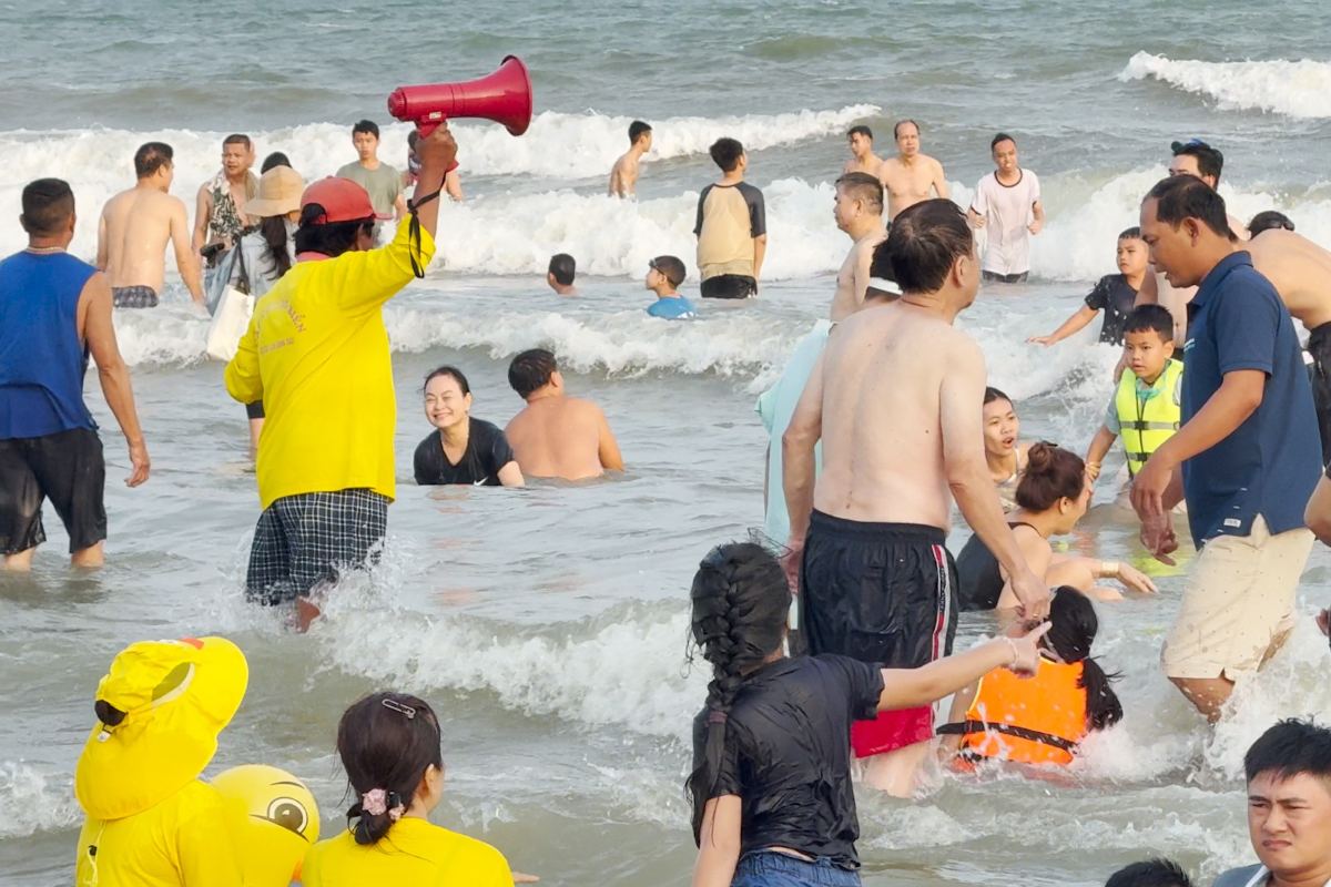 Khach tam bien dong, luc luong cuu ho o Vung Tau truc xuyen suot de dam bao an toan cho du khach. Anh: Thanh An