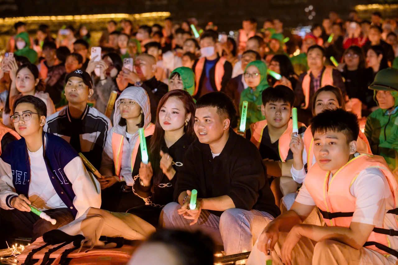 テト(旧正月)休暇中に、数万人の観光客がニンビン省ホアルー旧市街エリアに押し寄せています。写真:ジエウ・アイン