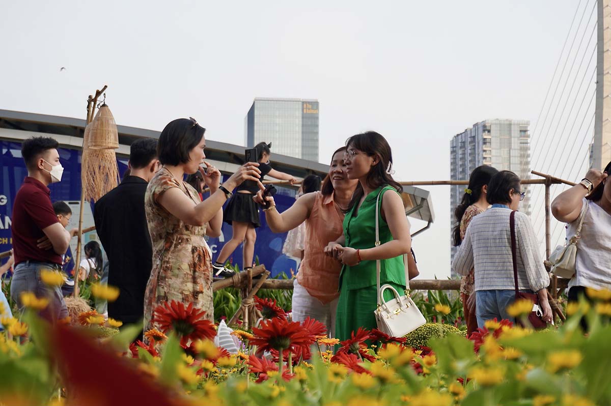 Ba Son station park is packed with check-in people on the last day of the New Year holiday.