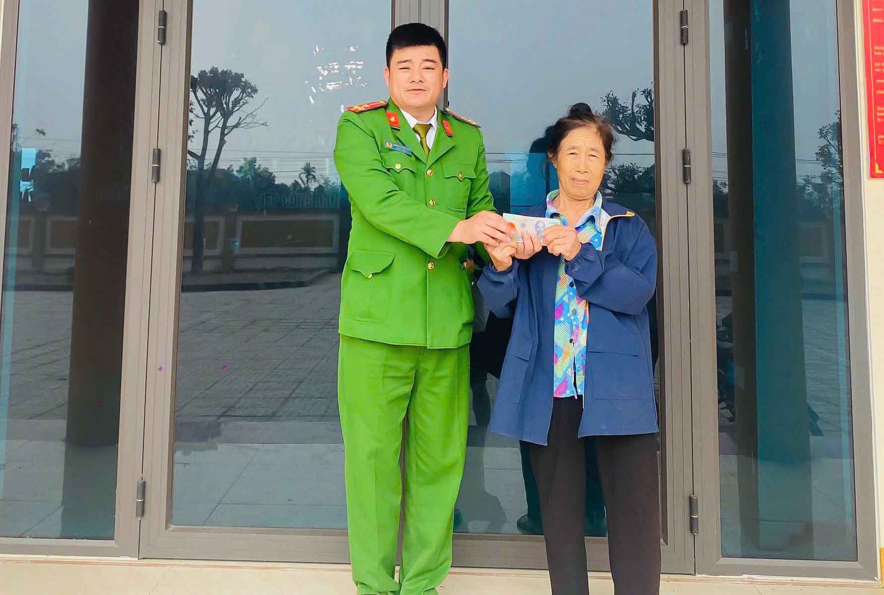 Mme Canh a trouve les biens et les a signales a la police pour les rendre a la personne qui les avait perdus. Photo: Police de Ha Tinh.