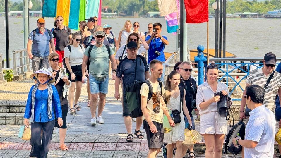 2026年の最初の4日間でヴィンロン省を訪れた観光客数は30万人を超えました。写真:ホアン・ロック