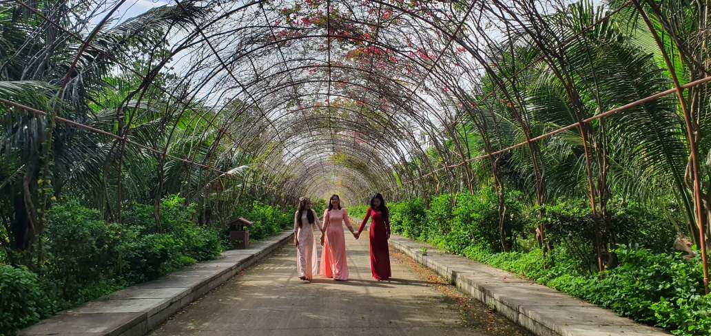 Khach du lich tham quan tai diem Du lich Dien gio Hoa Binh, Ca Mau. Anh: Nhat Ho