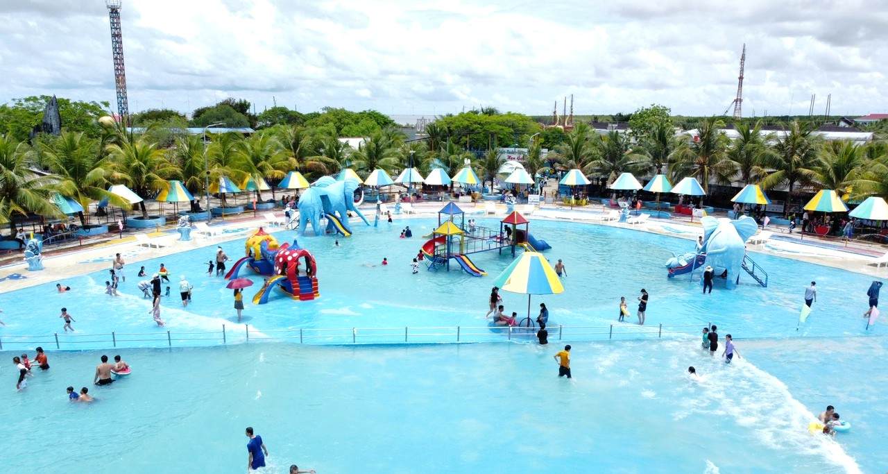 Nha Mat tourist area, Ca Mau province attracts visitors during the New Year holidays of 2026. Photo: Nhat Ho