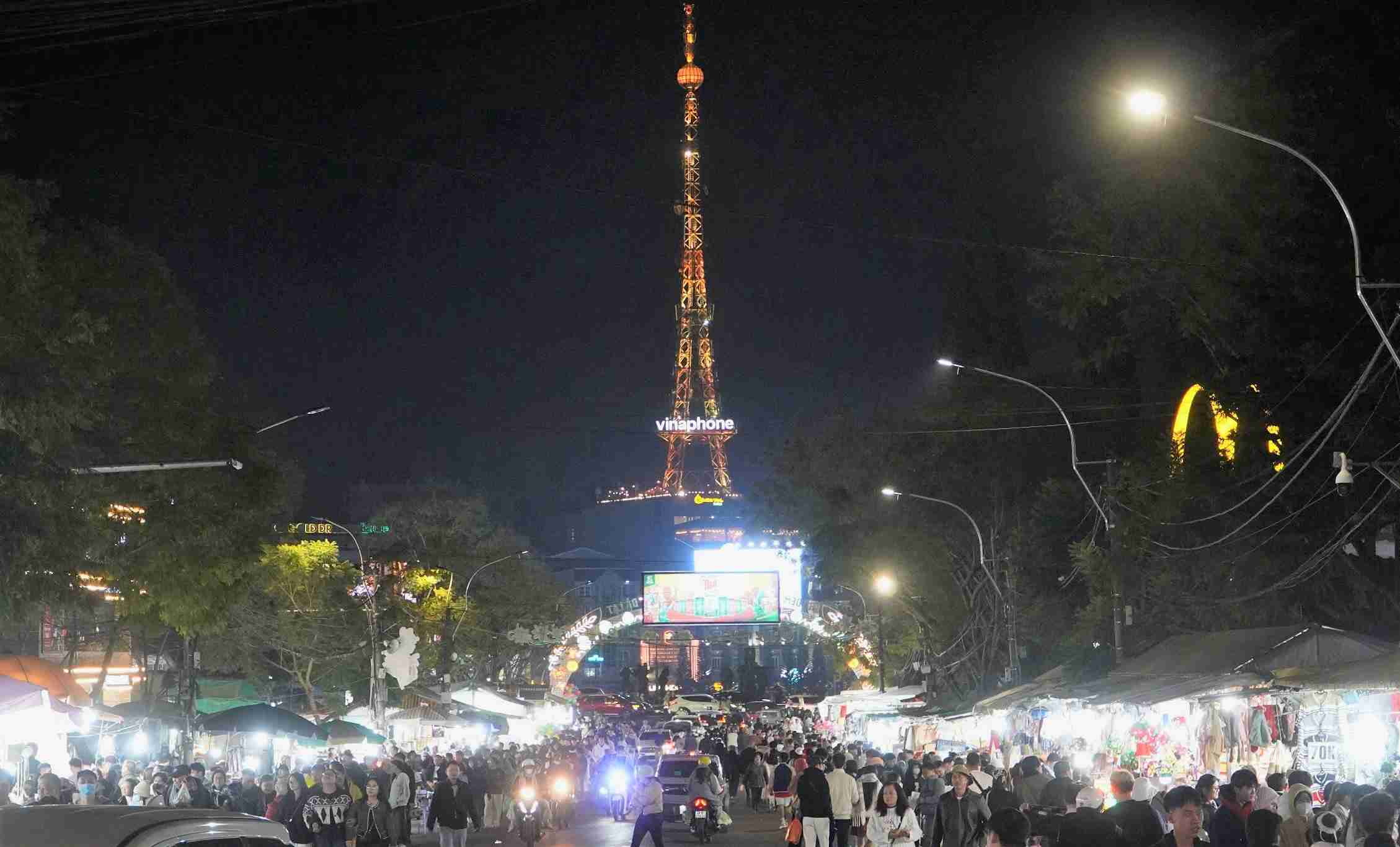 Cho dem Da Lat chat kin khach den tham quan, vui choi trong nhung ngay nghi Tet Duong lich. Anh: Phuc Khanh