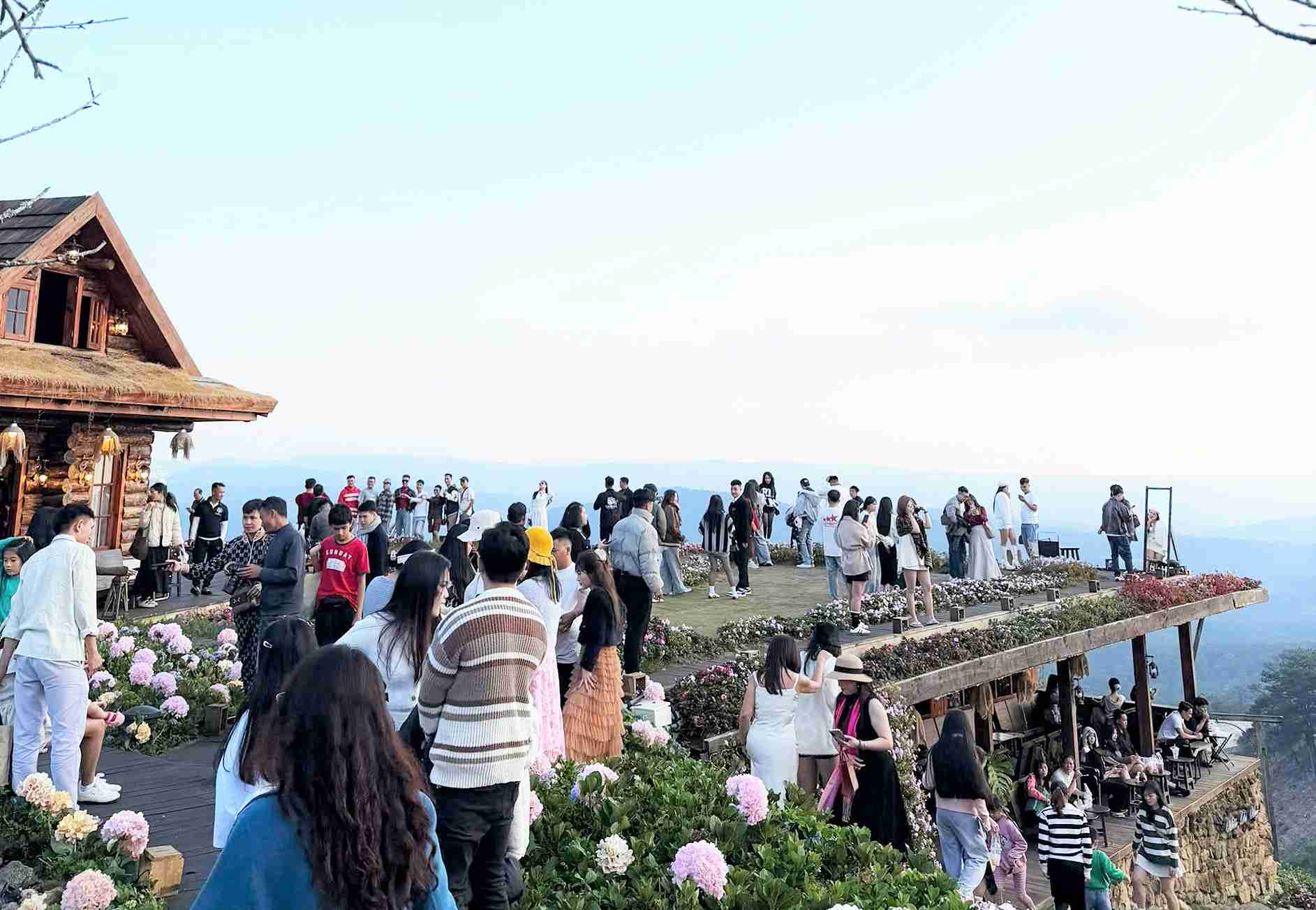 Du khach den vui choi, chup hinh tai mot quan ca phe co view dep tai phuong Xuan Truong - Da Lat. Anh: Phuc Khanh