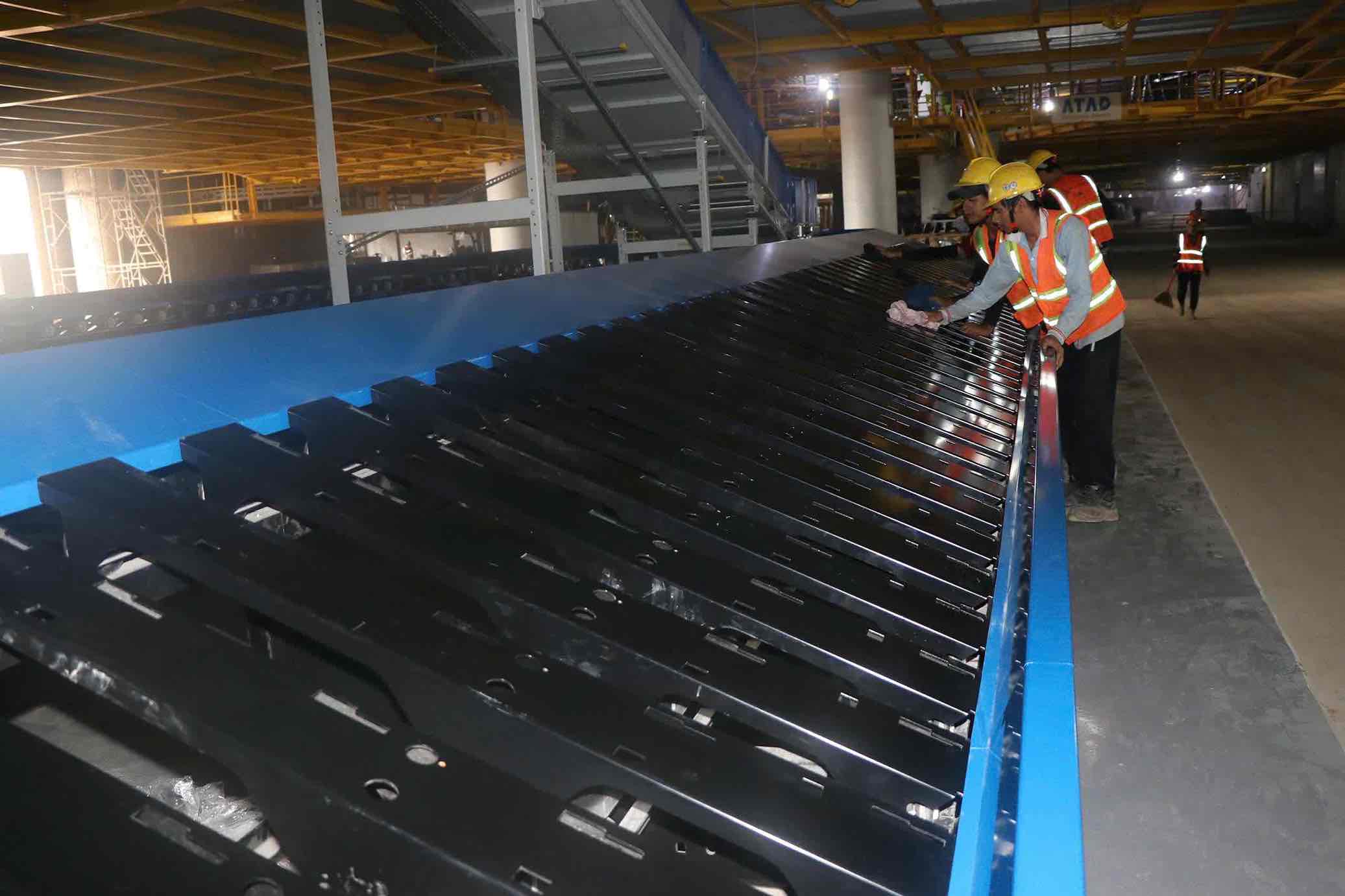 Cong nhan ve sinh he thong bang chuyen tai nha ga hanh khach san bay Long Thanh. Anh: HAC