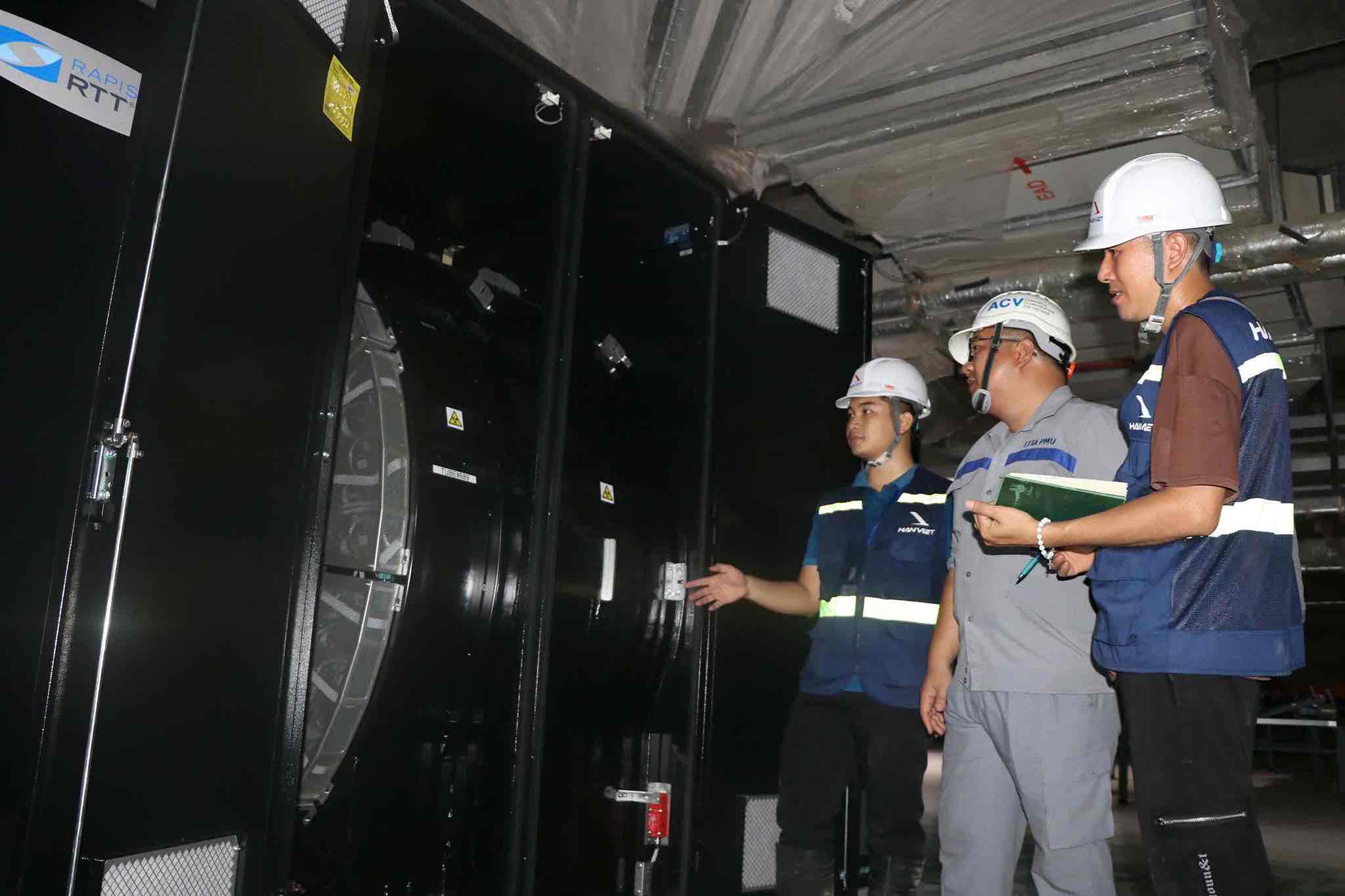 Kiem tra may moc, thiet bi duoc dua ve va lap dat tai nha ga hanh khach san bay Long Thanh. Anh: HAC