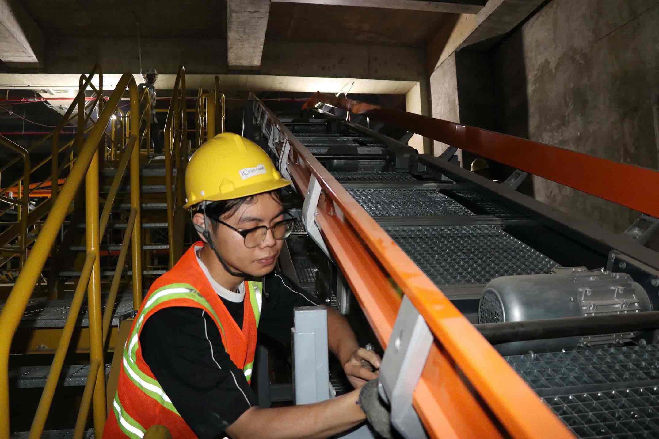 Cong nhan thi cong hoan thien he thong bang chuyen hanh ly. Anh: HAC