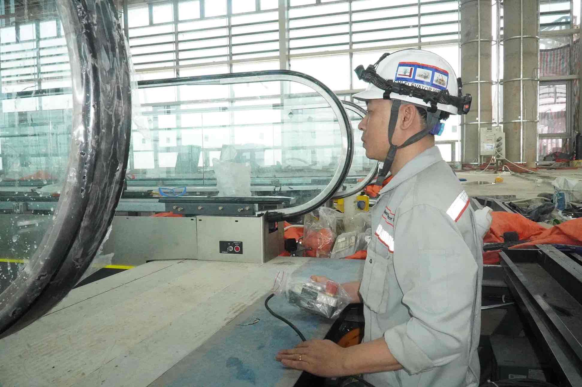 Thi cong he thong thang tai nha ga hanh khach san bay Long Thanh. Anh: HAC