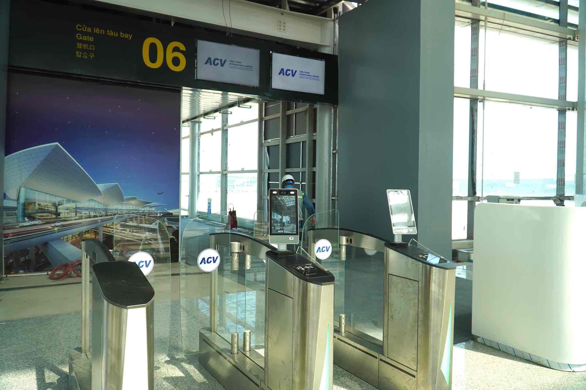 Cua len tau bay. Anh: HAC