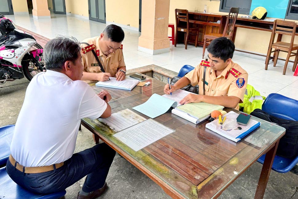 Luc luong CSGT xu ly nguoi lai xe may vi pham nong do con tai phuong Quy Nhon. Anh: Cong an
