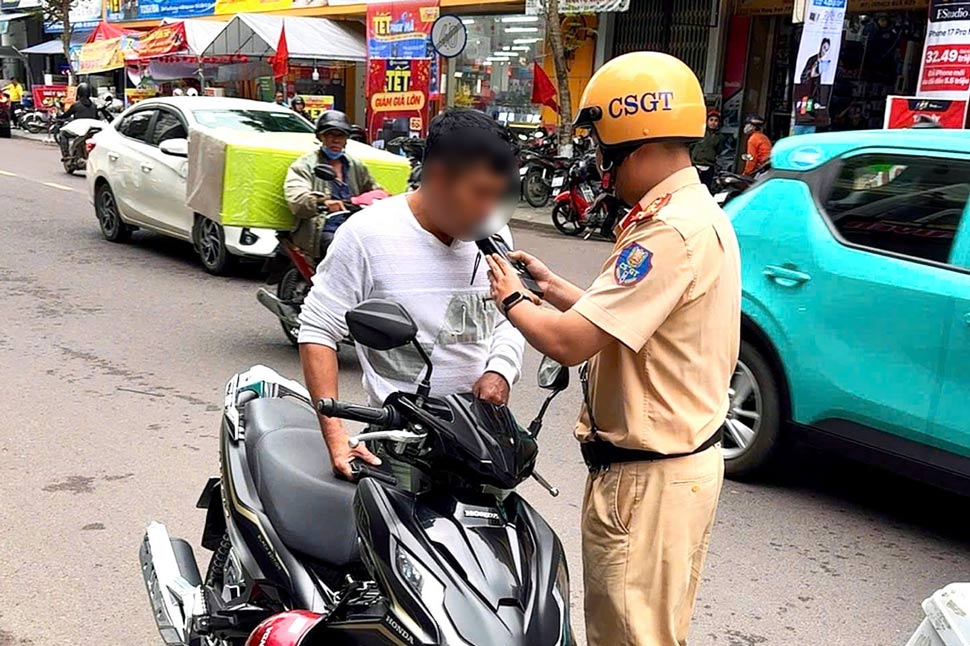 Gia Lai Provincial Traffic Police force inspects alcohol concentration on Tran Hung Dao street (Quy Nhon ward). Photo: Police